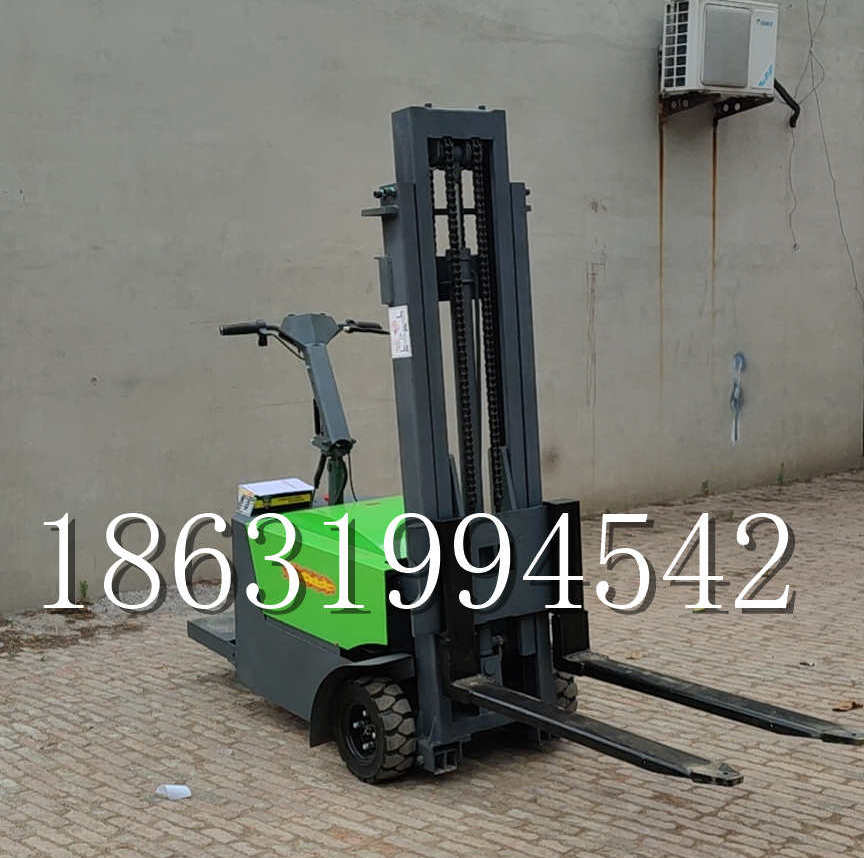菏泽市优程全电动叉车插腿式堆高车液压装卸车1.5吨升高小型站驾式铲车